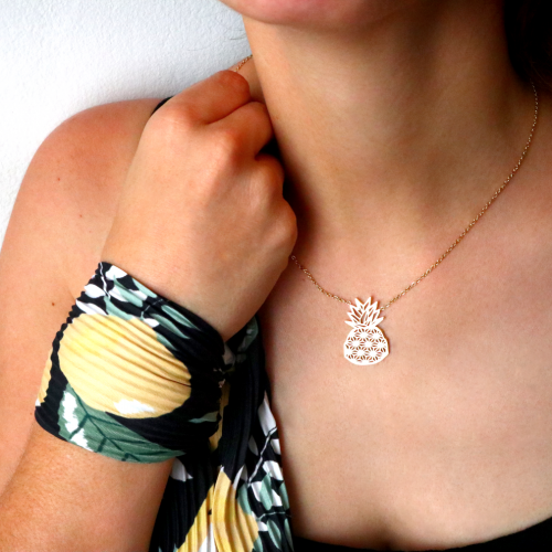 collar piña