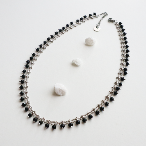 collar cuentas negras